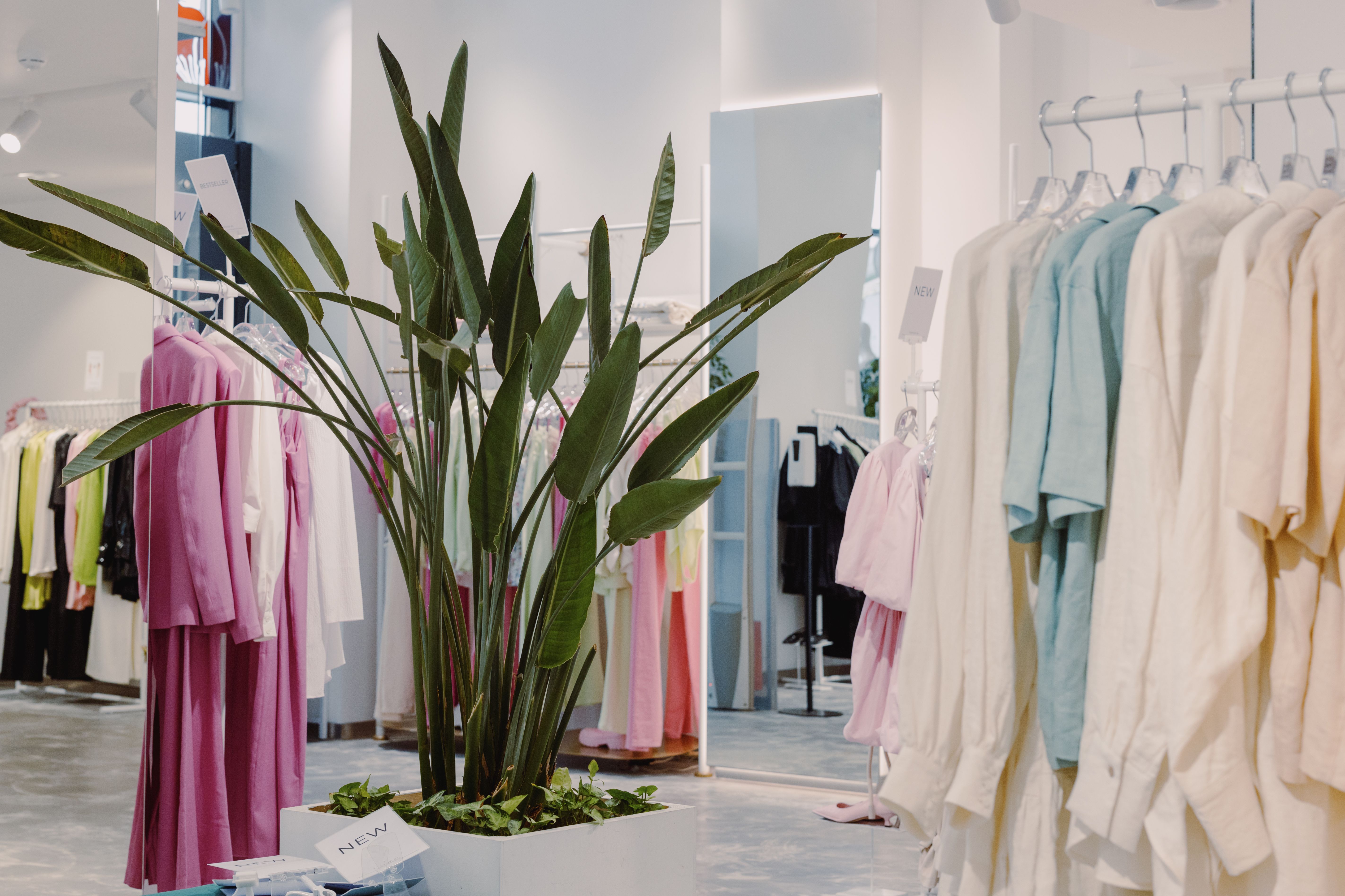 Homepage banner featuring clothing promotions, new arrivals, and special offers.